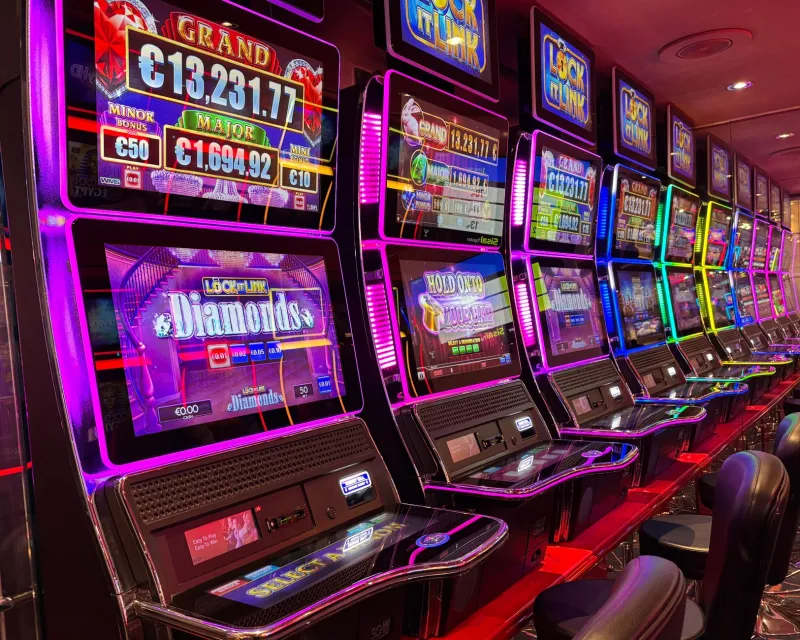 Chasing the Crown: What Drives Australian Players Toward Life-Changing Jackpots