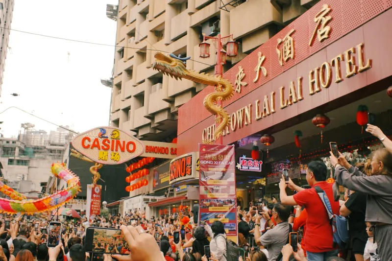 Crowned by the Crowd: How Social Proof and FOMO Manipulate Australian Casino Decision-Making