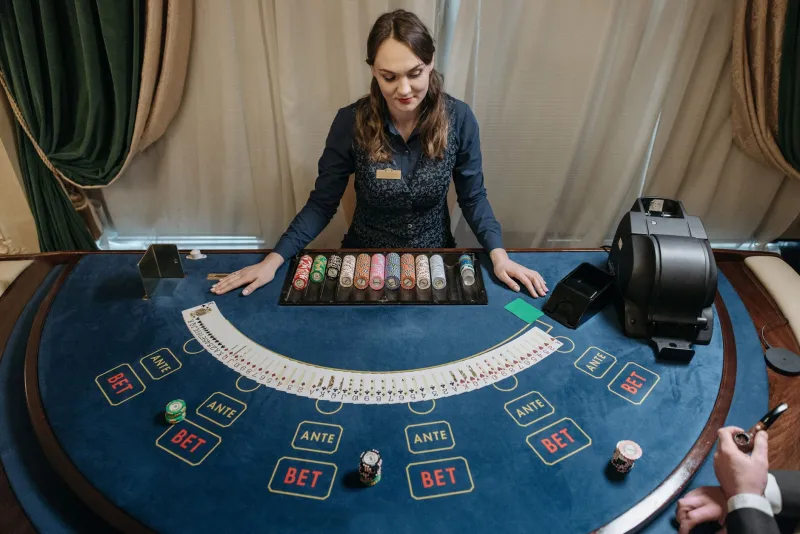 The Dealer in the Room: How Live Casino Psychology Distorts Poker Hand Judgement for Australian Players