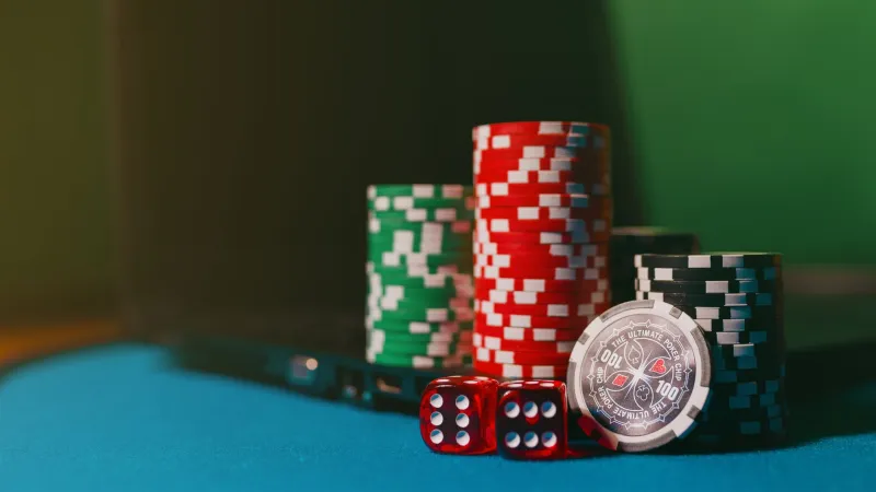 Two Crowns, One Court: The Quiet Divide Between Australia's Pokies Devotees and Card Table Regulars